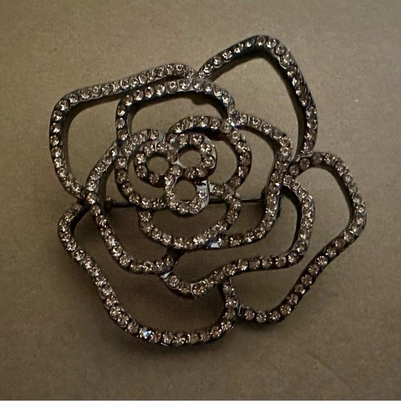 Gorgeous Silver-toned Pave Crystal Rose Brooch Pin - Picture 1 of 5